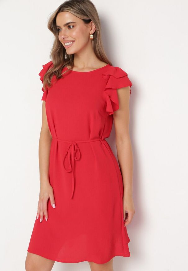 Born2be - Czerwona Trapezowa Sukienka z Krótkim Rękawem z Falbankami Wiązana Cienkim Paskiem Rissalia. Typ kołnierza: kołnierz z falbankami. Kolor: czerwony. Długość rękawa: krótki rękaw. Typ sukienki: trapezowe. Styl: klasyczny
