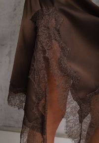Renee - Brązowa Asymetryczna Spódnica z Satyny Zdobiona Koronką Katarva. Okazja: na co dzień, na imprezę. Kolor: brązowy. Materiał: koronka, satyna. Wzór: aplikacja, koronka. Styl: elegancki, casual #4