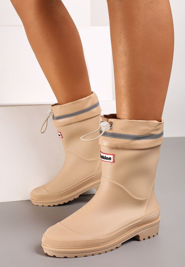 Renee - Beżowe Kalosze Hunterki Wykończone Odblaskiem i Ściągaczem Vimariay. Kolor: beżowy. Materiał: jeans. Sezon: jesień. Obcas: na obcasie, na płaskiej podeszwie. Styl: elegancki. Wysokość obcasa: niski