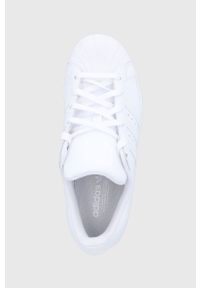 adidas Originals Buty FV3285 kolor biały. Nosek buta: okrągły. Zapięcie: sznurówki. Kolor: biały. Materiał: guma. Obcas: na obcasie. Wysokość obcasa: niski #2