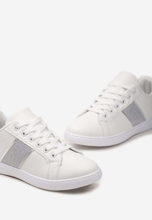 Renee - Biało-Srebrne Sneakersy Sznurowane Ozdobione Brokatem Vistasta. Nosek buta: okrągły. Zapięcie: sznurówki. Kolor: biały. Materiał: materiał. Wzór: aplikacja. Obcas: na obcasie. Wysokość obcasa: niski