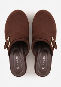 Renee - Ciemnobrązowe Klapki Chodaki na Słupku z Cholewką z Nitami i Paskiem z Klamerką Jinnor. Kolor: brązowy. Materiał: zamsz. Wzór: ażurowy, haft. Sezon: lato. Obcas: na słupku. Styl: boho, rockowy. Wysokość obcasa: średni #8