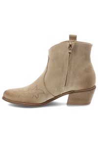 Botki damskie Armodo, cholewka ze skóry naturalnej zamszowej z dekoracyjnym przeszyciem inspirowanym stylem western, stabilny obcas o średniej wysoko. Zapięcie: zamek. Kolor: beżowy. Materiał: zamsz, skóra. Szerokość cholewki: normalna. Obcas: na obcasie. Wysokość obcasa: średni #8