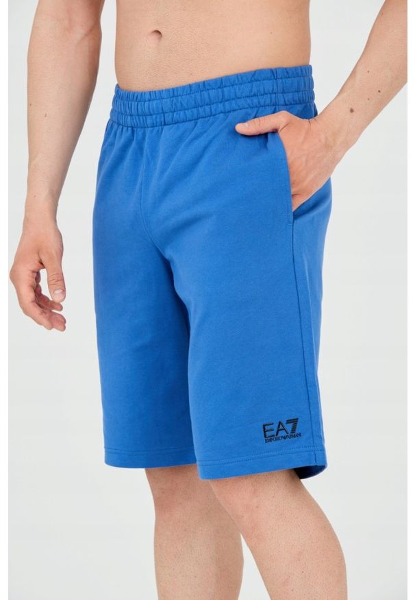 EA7 Emporio Armani - EA7 Niebieskie shorty męskie z małym logo, Rozmiar L. Kolor: niebieski. Materiał: bawełna. Długość: krótkie
