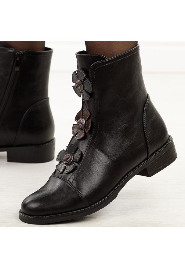 Czarne płaskie botki damskie Jezzi Asa62-120. Okazja: na co dzień. Nosek buta: okrągły. Kolor: czarny. Szerokość cholewki: normalna. Wzór: aplikacja, kwiaty. Materiał: skóra. Sezon: zima, jesień. Obcas: na obcasie. Styl: klasyczny, casual, elegancki