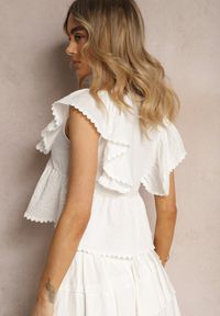 Renee - Biała Elegancka Bluzka Ozdobiona przy Ramionach Falbanką Gimemia. Kolor: biały. Wzór: aplikacja. Styl: elegancki