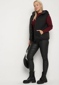 Born2be - Czarna Dwustronna Kamizelka z Kapturem Zdobiona Pikowanymi Przeszyciami Tuliona. Okazja: na spacer. Typ kołnierza: kaptur. Kolekcja: plus size. Kolor: czarny. Materiał: jeans. Wzór: aplikacja. Styl: elegancki #7