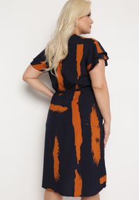 Born2be - Czarno-Pomarańczowa Sukienka ze Sznurkiem w Pasie i Artystycznym Wzorem Lesidna. Kolor: niebieski. Materiał: tkanina #6