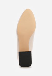 Born2be - Beżowe Czółenka VICES na Niskim Słupku z Geometrycznym Zdobieniem Olivesa. Okazja: na co dzień, na ślub cywilny, na wesele, do pracy, na spotkanie biznesowe. Nosek buta: okrągły. Kolor: beżowy. Wzór: geometria, aplikacja. Obcas: na słupku. Styl: klasyczny, casual, biznesowy, elegancki. Wysokość obcasa: średni #2