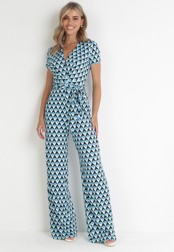 Born2be - Niebieski Kombinezon z Kopertowym Dekoltem i Szerokimi Nogawkami Aryona. Kolor: niebieski. Materiał: materiał. Długość rękawa: krótki rękaw. Długość: krótkie