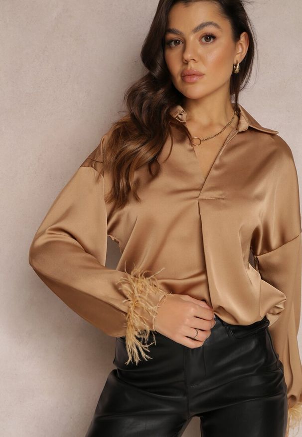 Renee - Beżowa Bluzka Satynowa z Piórkami przy Rękawach Menese. Okazja: na imprezę, na co dzień. Typ kołnierza: kołnierzyk klasyczny, dekolt w kształcie V. Kolor: beżowy. Materiał: satyna. Długość rękawa: długi rękaw. Długość: długie. Wzór: aplikacja. Styl: wizytowy, casual, klasyczny, elegancki
