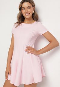 Born2be - Różowa Rozkloszowana Sukienka z Krótkim Rękawem i Ozdobnymi Przeszyciami Meporea. Okazja: na co dzień. Kolor: różowy. Długość rękawa: krótki rękaw. Styl: elegancki, casual, klasyczny #7