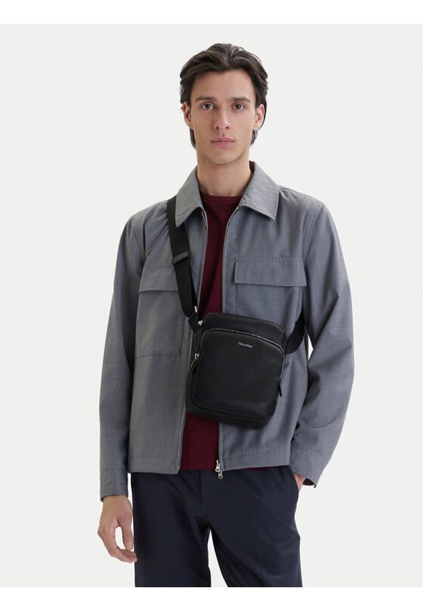 Calvin Klein Saszetka Raised Pocket Reporter LV04D3317G Czarny. Kolor: czarny. Materiał: skóra