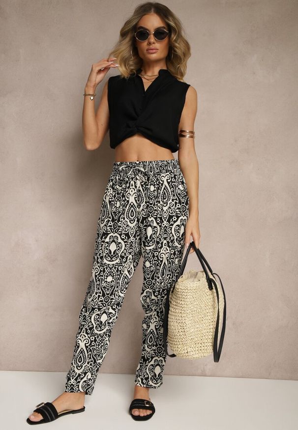 Renee - Czarne Wiskozowe Spodnie High Waist Zdobione Ornamentalnym Printem Jenavitha. Stan: podwyższony. Kolor: czarny. Materiał: wiskoza. Wzór: aplikacja, nadruk. Sezon: lato, wiosna. Styl: klasyczny, elegancki