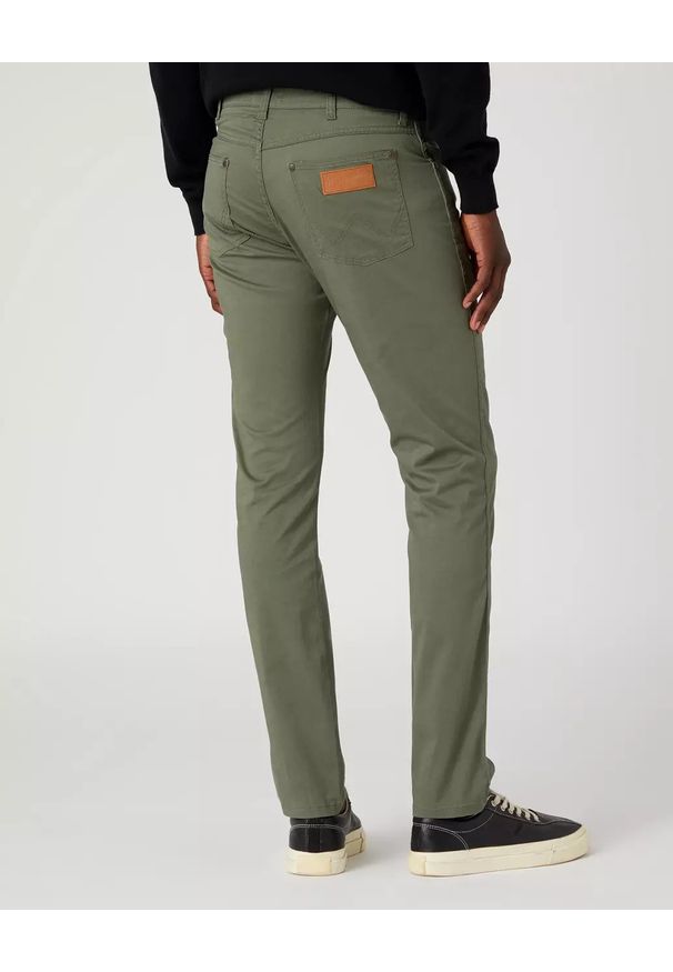 Wrangler - WRANGLER LARSTON MĘSKIE SPODNIE MATERIAŁOWE DUSTY OLIVE W18SEAX45 112330756. Materiał: materiał