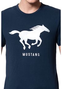 Mustang - MUSTANG T SHIRT Print Tee DRESS BLUES 1008718 5334. Kolor: niebieski. Wzór: nadruk #5