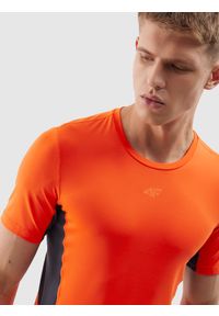 4f - Koszulka treningowa slim z materiałów z recyklingu męska - pomarańczowa. Kolor: pomarańczowy. Materiał: materiał. Długość rękawa: krótki rękaw. Długość: krótkie. Wzór: ze splotem, gładki. Sport: fitness