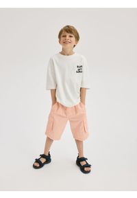 Reserved - Bawełniane szorty cargo - brzoskwiniowy. Kolor: pomarańczowy. Materiał: bawełna #1