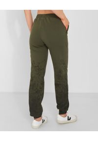 CHAOS BY MARTA BOLIGLOVA - Spodnie dresowe khaki z bawełny DIRTY. Stan: podwyższony. Kolor: zielony. Materiał: dresówka, bawełna #2