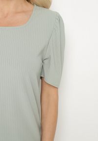 Born2be - Zielony Prążkowany T-shirt z Zakładkami przy Rękawach Kolanovia. Okazja: na co dzień. Kolor: zielony. Materiał: prążkowany. Styl: casual #7