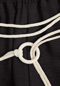 Renee - Czarne Wiskozowe Spodnie Typu Palazzo High Waist Ozdobione Paskiem Sznurkiem Alemea. Okazja: na co dzień. Stan: podwyższony. Kolor: czarny. Materiał: wiskoza. Długość: krótkie. Wzór: aplikacja. Styl: boho, casual #6