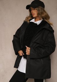 Renee - Czarna Kurtka Parka o Klasycznym Kroju z Kapturem Cenelle. Okazja: na spacer. Typ kołnierza: kaptur. Kolor: czarny. Materiał: jeans. Styl: klasyczny