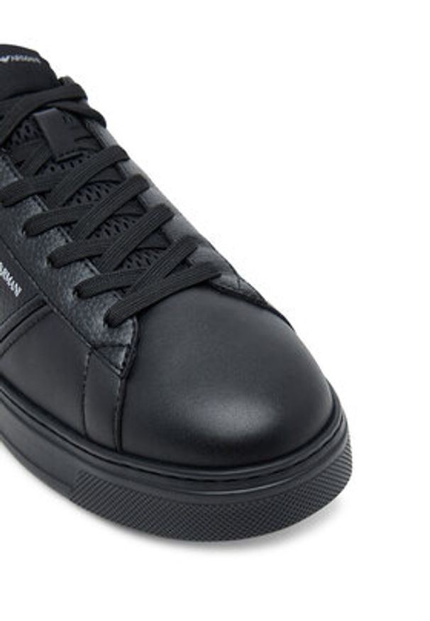 Emporio Armani Sneakersy EM003701 AF18017 MC005 Czarny. Kolor: czarny. Materiał: skóra