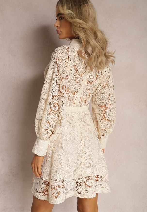 Renee - Jasnobeżowa Sukienka Melliopis. Kolor: beżowy. Materiał: koronka, tkanina. Wzór: paisley. Styl: elegancki. Długość: mini