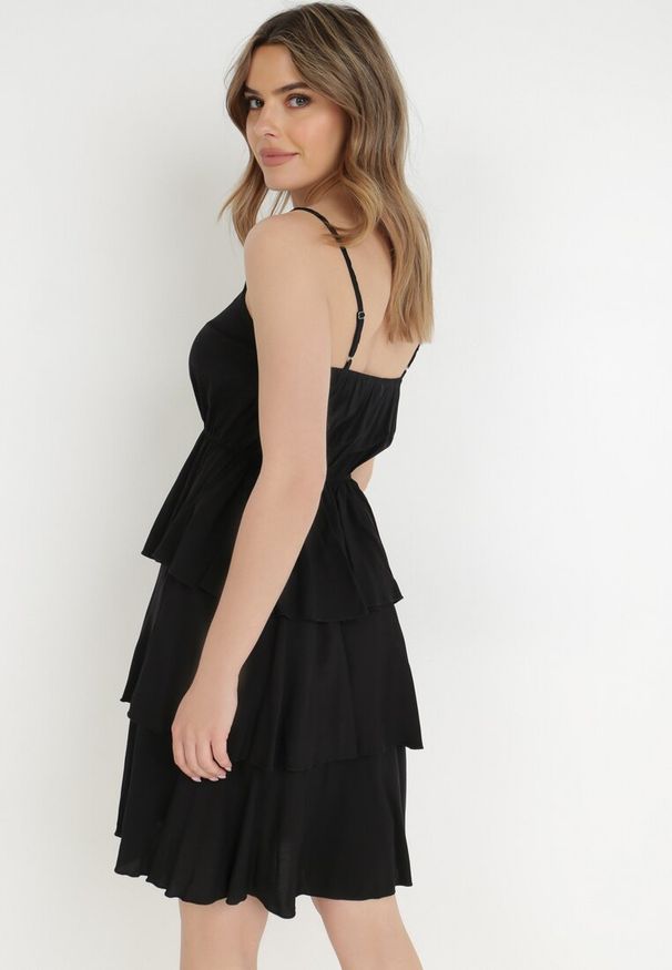 Born2be - Czarna Sukienka z Wiskozy Kephassa. Typ kołnierza: kołnierz z falbankami. Kolor: czarny. Materiał: wiskoza. Długość rękawa: na ramiączkach. Wzór: aplikacja. Typ sukienki: rozkloszowane. Styl: klasyczny