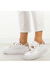 Białe sneakersy damskie Jezzi News 4756. Okazja: na co dzień, na spacer. Zapięcie: sznurówki. Kolor: biały. Materiał: skóra. Szerokość cholewki: normalna. Sezon: wiosna, jesień, lato. Obcas: na platformie. Sport: turystyka piesza