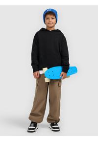 4f - 4F Bluza dresowa nierozpinana z kapturem chłopięca - czarna 122 (6-7 lat). Okazja: na co dzień. Typ kołnierza: kaptur. Kolor: czarny. Materiał: dresówka. Wzór: gładki, ze splotem. Sezon: lato. Styl: casual, sportowy #1