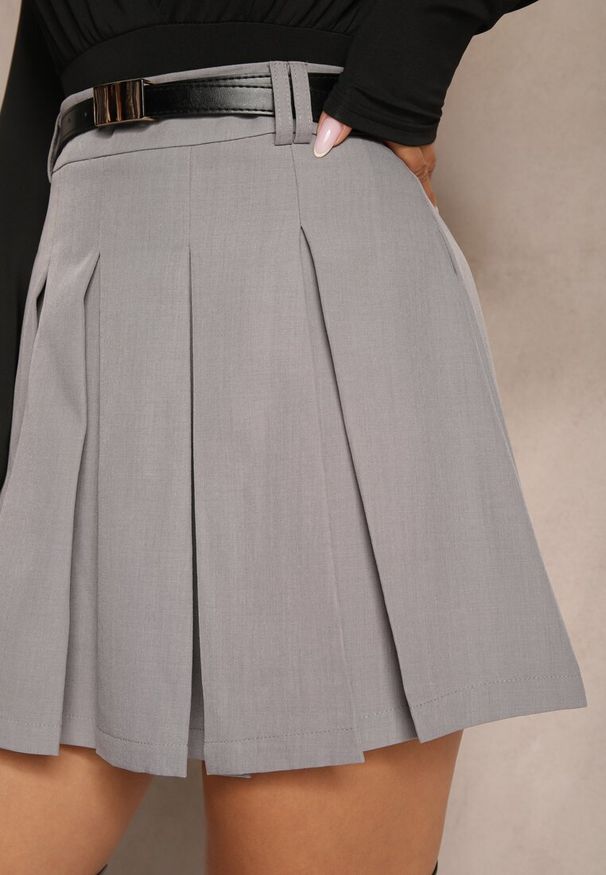 Renee - Szare Spódnico-Spodenki High Waist z Plisowaniem Wykończone Paskiem Eviennes. Okazja: na co dzień. Stan: podwyższony. Kolor: szary. Materiał: jedwab. Styl: klasyczny, casual