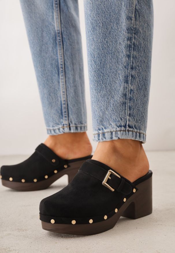 Renee - Czarne Klapki Chodaki na Słupku z Cholewką z Nitami i Paskiem z Klamerką Jinnor. Kolor: czarny. Materiał: zamsz. Wzór: ażurowy, haft. Sezon: lato. Obcas: na słupku. Styl: boho, rockowy. Wysokość obcasa: średni