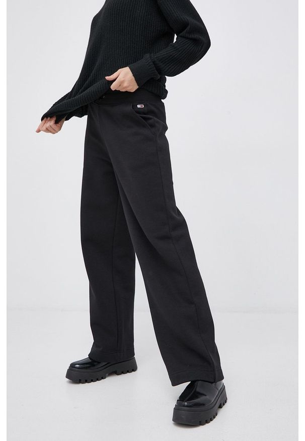 Tommy Jeans Spodnie DW0DW11180.4890 damskie kolor czarny gładkie. Kolor: czarny. Materiał: dzianina. Wzór: gładki