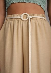 Renee - Beżowe Wiskozowe Spodnie Typu Palazzo High Waist Ozdobione Paskiem Sznurkiem Alemea. Okazja: na co dzień. Stan: podwyższony. Kolor: beżowy. Materiał: wiskoza. Długość: krótkie. Wzór: aplikacja. Styl: boho, casual #7