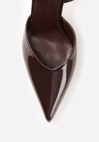 Born2be - Brązowe Lakierowane Szpilki z Elastycznym Paskiem na Piętę Balzorwyn. Okazja: na ślub cywilny, na randkę, na wesele, do pracy, na spotkanie biznesowe. Nosek buta: szpiczasty. Zapięcie: pasek. Kolor: brązowy. Materiał: lakier. Obcas: na szpilce. Styl: klasyczny, biznesowy, elegancki. Wysokość obcasa: średni #8