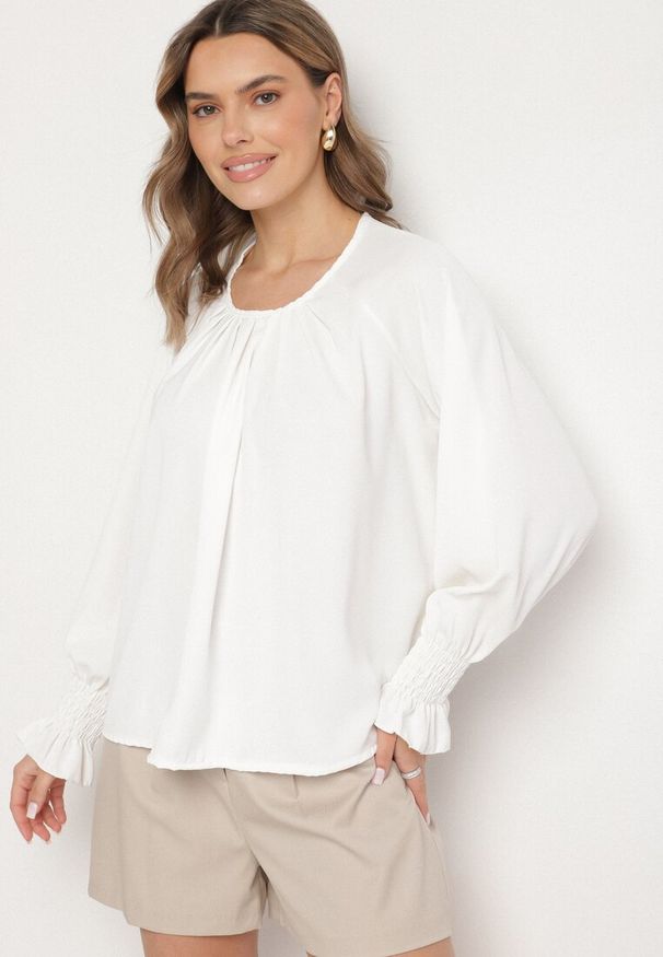 Born2be - Biała Bluzka z Ozdobnymi Falbankami Emitta. Okazja: na co dzień, na spotkanie biznesowe, do pracy. Typ kołnierza: kołnierz z falbankami. Kolor: biały. Długość rękawa: długi rękaw. Długość: długie. Styl: casual, biznesowy, elegancki