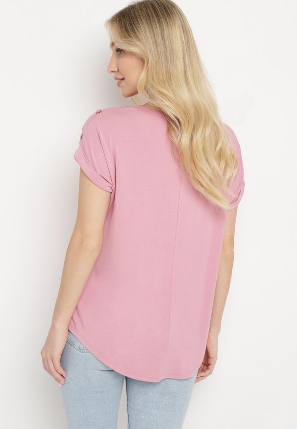 Born2be - Ciemnoróżowa Ażurowa Bluzka z Wiskozy Ozdobiona Guzikami Elloria. Okazja: do pracy. Typ kołnierza: dekolt w łódkę. Kolor: różowy. Materiał: wiskoza. Długość: krótkie. Wzór: ażurowy, aplikacja. Styl: elegancki