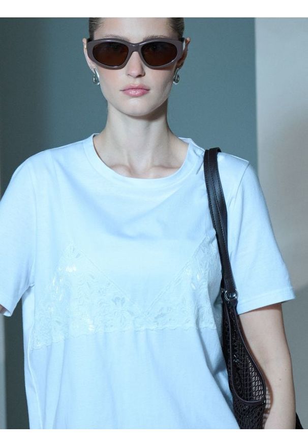 Sinsay - Bawełniana koszulka z ozdobną koronką - biały. Kolor: biały. Materiał: bawełna, koronka. Wzór: koronka