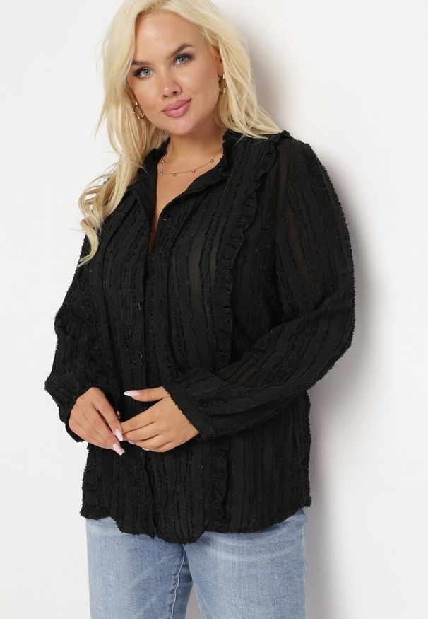Born2be - Czarna Koszula z Tkaniny Plumeti Ozdobiona Falbanką Selimina. Kolor: czarny. Materiał: tkanina. Wzór: aplikacja