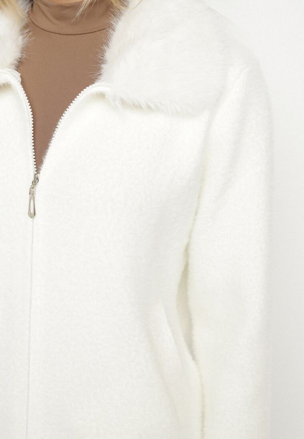 Born2be - Jasnobeżowy Kardigan z Wełną z Futrzanym Kołnierzem Zapinany na Suwak Sistte. Okazja: na co dzień. Kolor: beżowy. Materiał: wełna, futro. Długość rękawa: długi rękaw. Długość: długie. Styl: casual