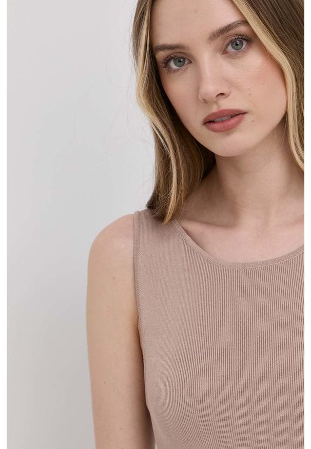 Guess sukienka kolor beżowy mini prosta. Okazja: na co dzień. Kolor: beżowy. Materiał: dzianina. Wzór: gładki. Typ sukienki: proste. Styl: casual. Długość: mini