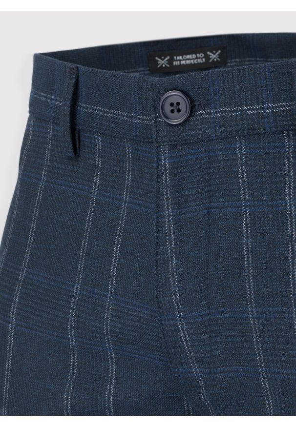 Pako Lorente - PAKO LORENTE – Granatowe spodnie męskie w kratę. Okazja: na co dzień, do pracy. Kolor: niebieski. Materiał: tkanina, elastan, włókno, poliester, wełna, wiskoza. Długość: długie. Sezon: zima, jesień. Styl: casual, elegancki, klasyczny