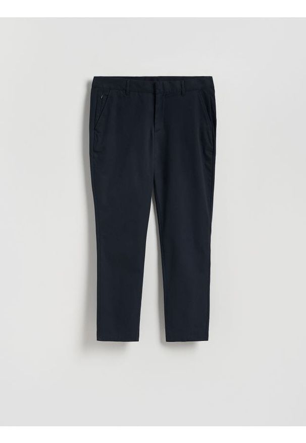 Reserved - Spodnie chino slim fit - granatowy. Kolor: niebieski. Materiał: tkanina, bawełna