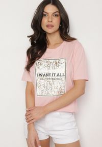 Born2be - Różowy Bawełniany T-shirt Ozdobiony Nadrukiem Nelltaria. Okazja: na co dzień. Kolor: różowy. Materiał: bawełna. Wzór: aplikacja, nadruk. Sezon: lato, wiosna. Styl: elegancki, casual #7