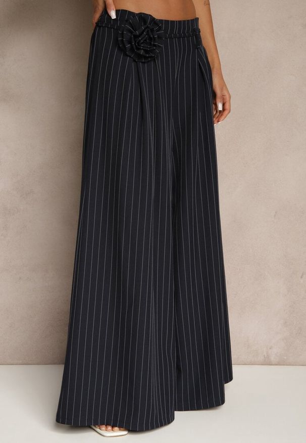 Renee - Granatowe Spodnie Palazzo High Waist Ozdobione Broszką Kwiatem Folassea. Stan: podwyższony. Kolor: niebieski. Wzór: aplikacja, kwiaty