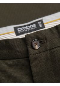 Ombre Clothing - Męskie spodnie chino REGULAR FIT z delikatną strukturą – ciemnozielone V4. Okazja: na co dzień. Kolor: zielony. Materiał: tkanina, elastan, bawełna. Styl: klasyczny, casual #7