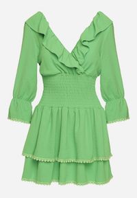 Born2be - Zielona Sukienka z Kopertowym Dekoltem i Gumką w Pasie Ozdobiona Falbanką Tesalie. Okazja: na co dzień. Typ kołnierza: dekolt kopertowy, kołnierz z falbankami. Kolor: zielony. Wzór: aplikacja. Sezon: wiosna, lato. Typ sukienki: kopertowe. Styl: elegancki, casual #3