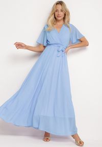 Born2be - Niebieska Kopertowa Sukienka z Gumką w Pasie i Plisowaną Górą Davitri. Kolor: niebieski. Materiał: materiał. Długość rękawa: krótki rękaw. Typ sukienki: kopertowe. Długość: maxi #7