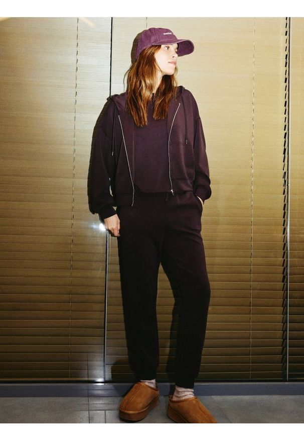 Reserved - Joggery z modalem - ciemnofioletowy. Kolor: fioletowy. Materiał: dzianina